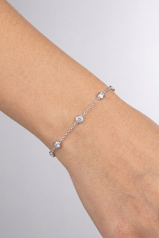 Bracciale LUCE in argento 925, lungo 17 + 3 cm, con catenina sottile e piccoli zirconi bianchi distanziati.