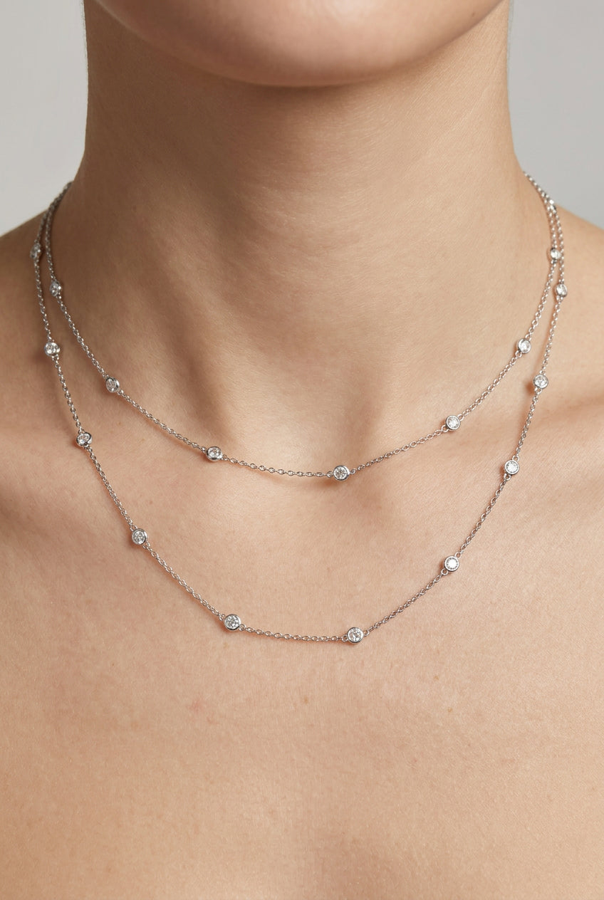 Collana LUCE Lunga 90 cm in argento 925, con catenina sottile e piccoli zirconi bianchi distanziati, indossabile a doppio giro.