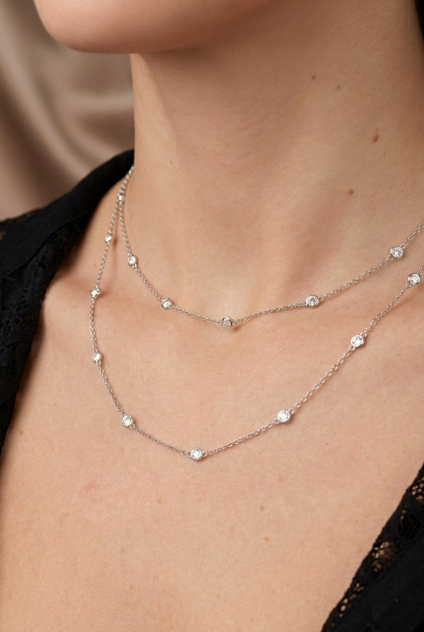 Collana LUCE Lunga 90 cm in argento 925, con catenina sottile e piccoli zirconi bianchi distanziati, indossabile a doppio giro.