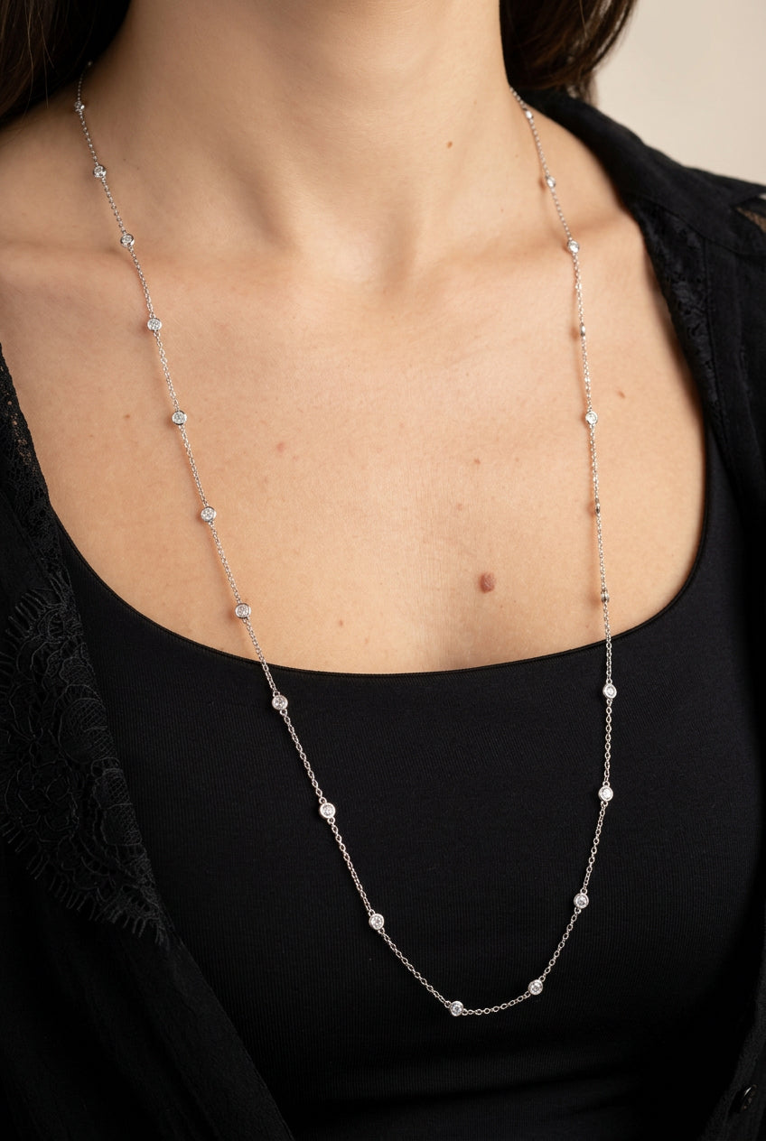 Collana LUCE Lunga 90 cm in argento 925, con catenina sottile e piccoli zirconi bianchi distanziati, indossabile a doppio giro.
